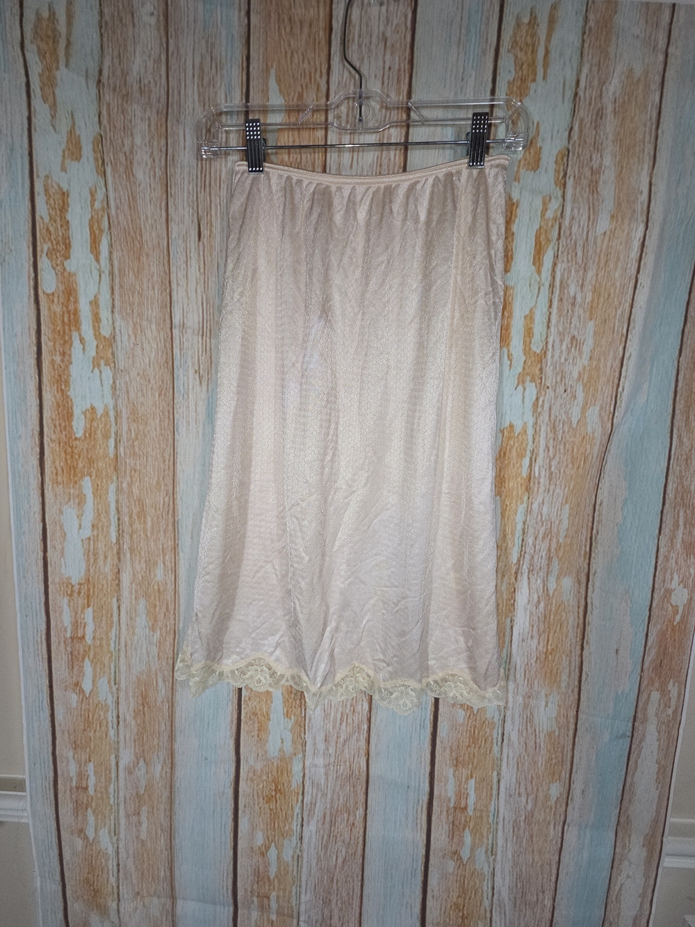 Warner's Vintage Diamonds And Lace Cream Lace-Hem Midi Slip. Size Large